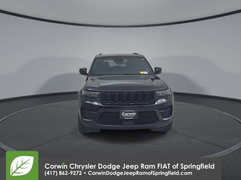 Used 2023 Jeep Grand Cherokee Altitude image 5