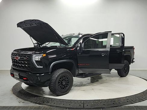 Used 2024 Chevrolet Silverado 2500 ZR2 w/ Technology Package AWD/4WD image 11