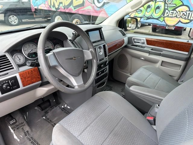 Used 2009 Chrysler Town & Country Touring w/ Entertainment Group #2 FWD image 9