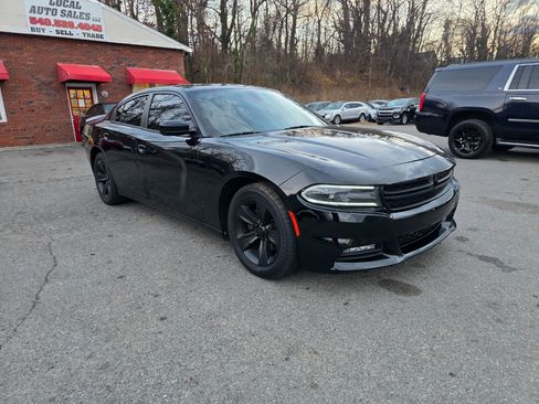 Used 2016 Dodge Charger SXT image 3