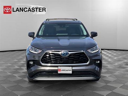 Used 2024 Toyota Highlander Platinum image 2