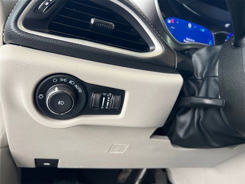 Used 2024 Chrysler Pacifica Select image 41