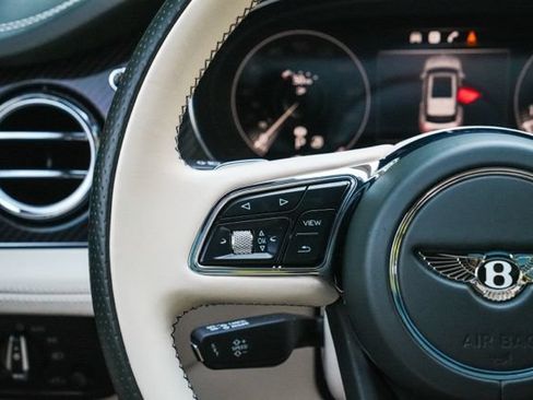 Used 2022 Bentley Bentayga AWD/4WD image 38