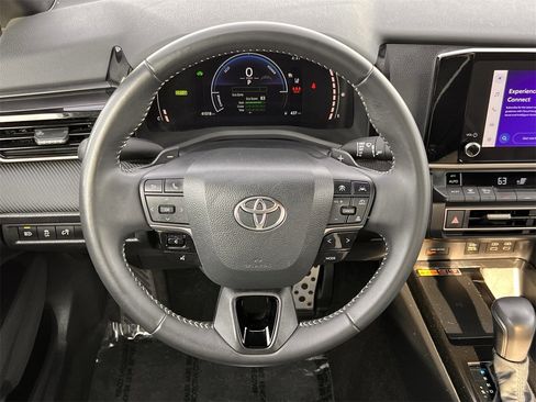 Used 2025 Toyota Camry SE image 13