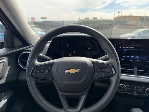 Used 2025 Chevrolet Trax LT image 33