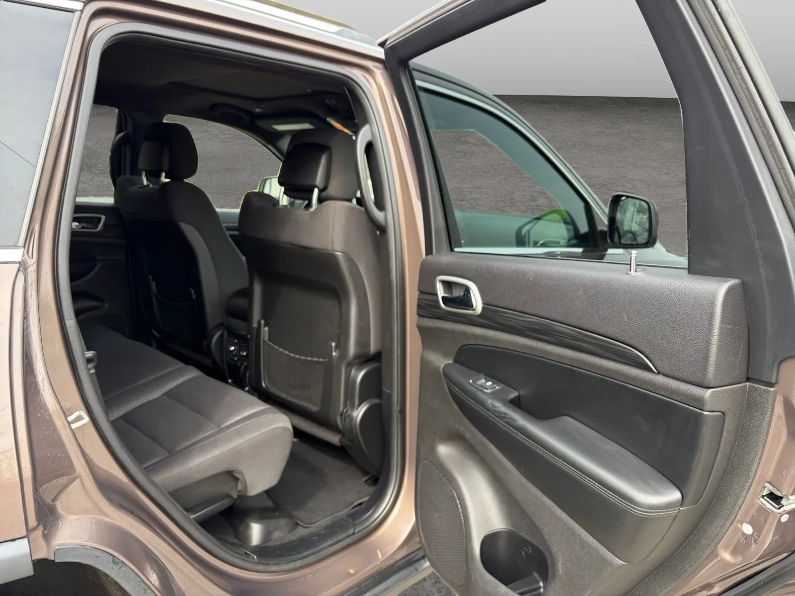 Used 2019 Jeep Grand Cherokee Laredo AWD/4WD image 17