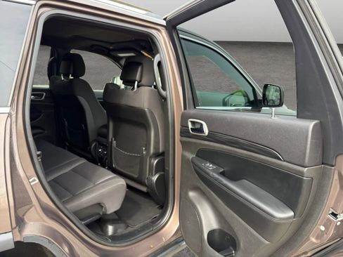 Used 2019 Jeep Grand Cherokee Laredo image 17