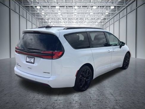 Used 2025 Chrysler Pacifica Limited FWD image 5