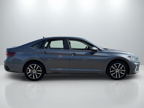 Used 2025 Volkswagen Jetta SE FWD image 8