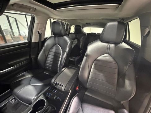 Used 2022 Toyota Highlander XLE image 24