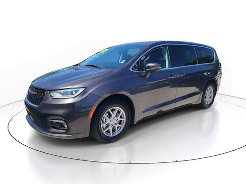 Used 2023 Chrysler Pacifica Touring-L FWD image 5