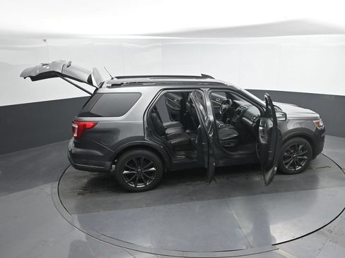 Used 2018 Ford Explorer XLT w/ Equipment Group 202A AWD/4WD image 43