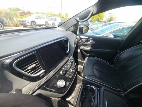 Used 2025 Chrysler Pacifica Limited FWD image 7