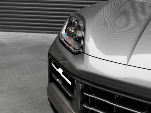 Certified 2025 Porsche Cayenne AWD/4WD image 37