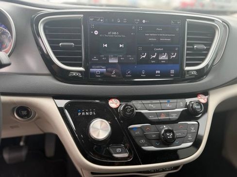 Used 2023 Chrysler Pacifica Touring-L FWD image 6