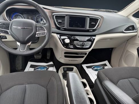 Used 2023 Chrysler Voyager LX image 10