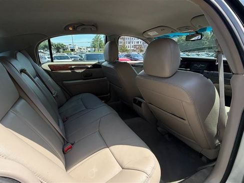 Used 2009 Lincoln Town Car Signature Limited RWD image 18