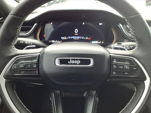 Certified 2025 Jeep Grand Cherokee Altitude AWD/4WD image 5