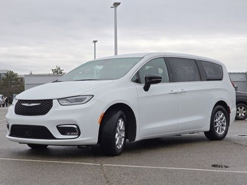 Used 2025 Chrysler Pacifica Select image 21