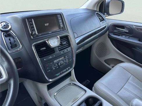Used 2016 Chrysler Town & Country Touring-L FWD image 29