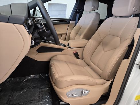 Used 2025 Porsche Macan image 5