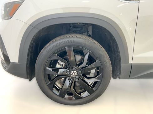 Used 2024 Volkswagen Taos SE image 12