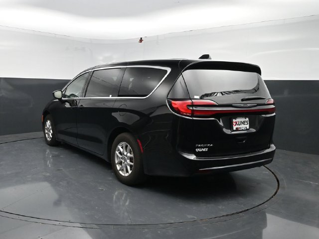Used 2024 Chrysler Pacifica Touring-L FWD image 6
