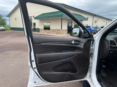 Used 2019 Jeep Grand Cherokee Overland AWD/4WD image 11