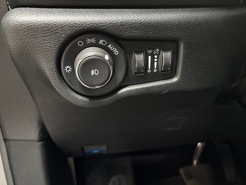 Used 2025 Chrysler Pacifica Limited FWD image 12