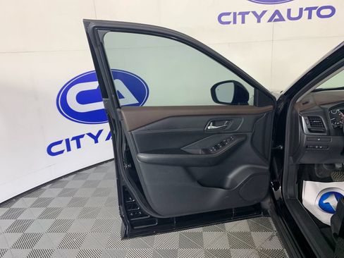 Used 2023 Nissan Rogue SV w/ SV Premium B Package FWD image 11