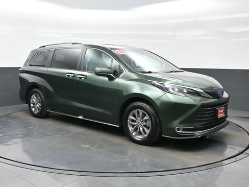 Used 2024 Toyota Sienna XLE image 8