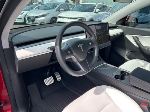 Used 2022 Tesla Model Y Performance image 13