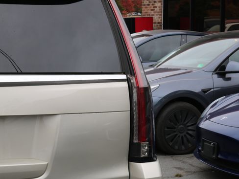 Used 2015 Cadillac Escalade Luxury image 9