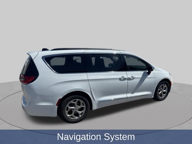 Used 2023 Chrysler Pacifica Limited FWD image 2