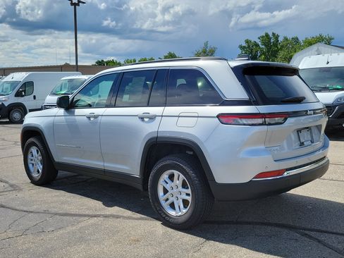 Used 2025 Jeep Grand Cherokee Laredo AWD/4WD image 3