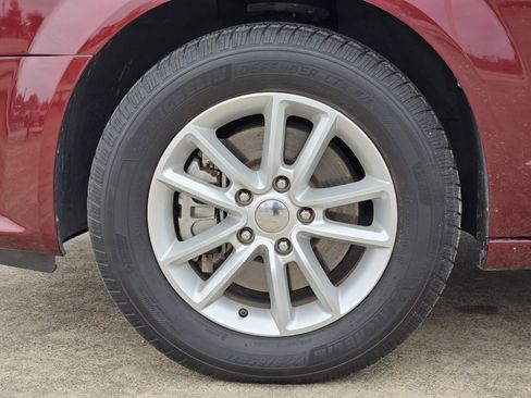 Used 2019 Dodge Grand Caravan SXT image 12