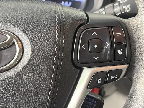 Used 2017 Toyota Highlander LE FWD image 18