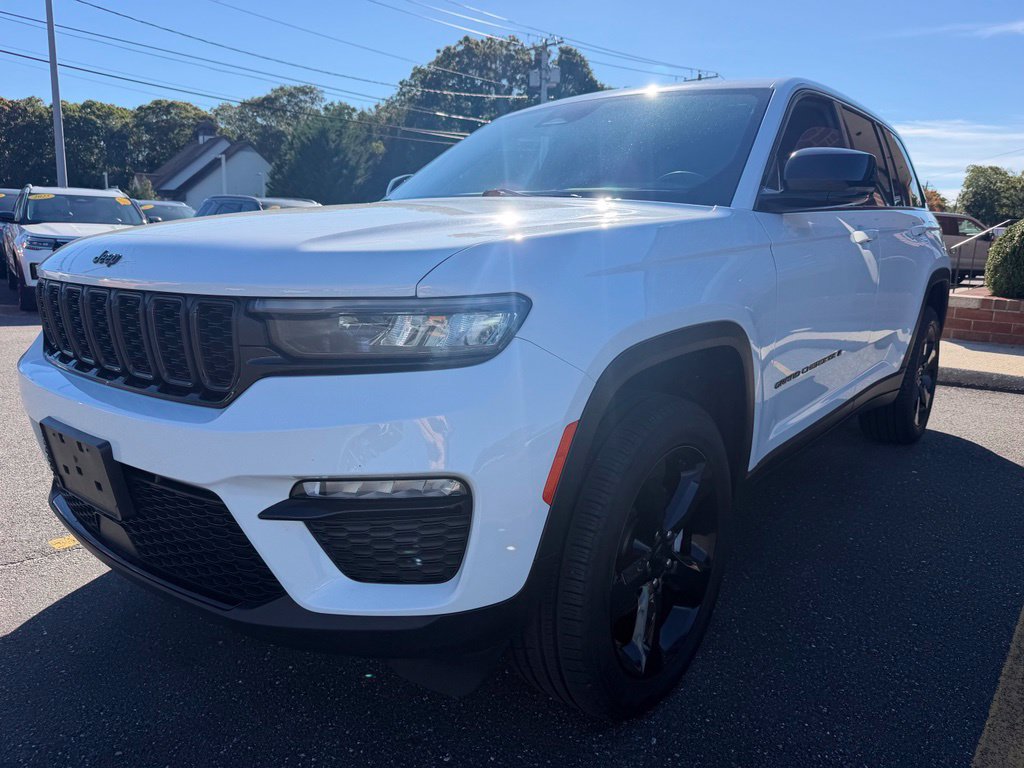 Used 2024 Jeep Grand Cherokee Limited w/ Black Appearance Package AWD/4WD image 5