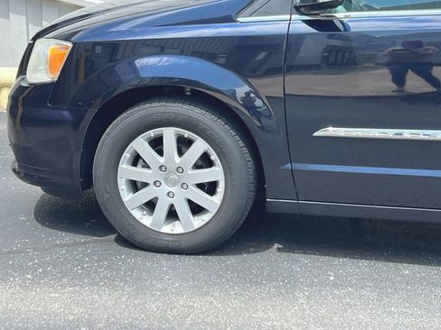 Used 2011 Chrysler Town & Country Touring-L w/ Entertainment Group #2 FWD image 15