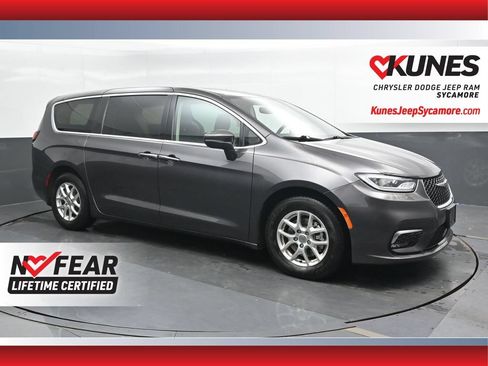 Used 2023 Chrysler Pacifica Touring-L FWD image 1