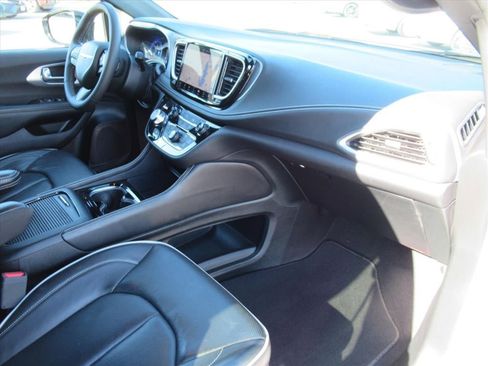 Used 2025 Chrysler Pacifica Limited FWD image 9