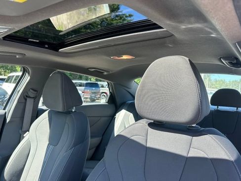 Certified 2025 Hyundai Elantra SEL FWD image 19