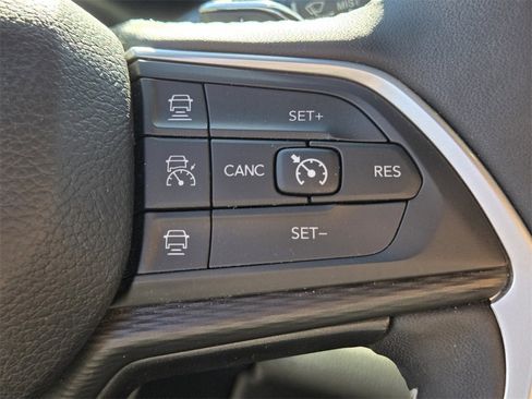 Used 2024 Jeep Grand Cherokee L Laredo image 30