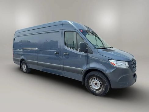 Used 2021 Mercedes-Benz Sprinter 2500 image 3