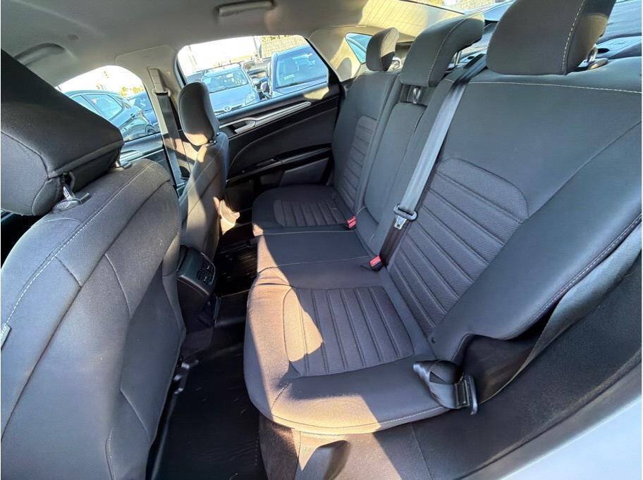 Used 2020 Ford Fusion SE FWD image 17