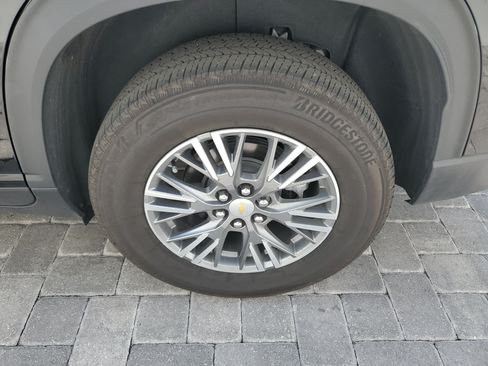 Used 2025 Chevrolet Traverse LT FWD image 7