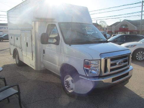Used 2024 Ford E-350 and Econoline 350 Super Duty w/ Power Windows & Locks Group image 3