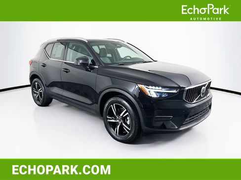 Used 2025 Volvo XC40 B5 Core image 1