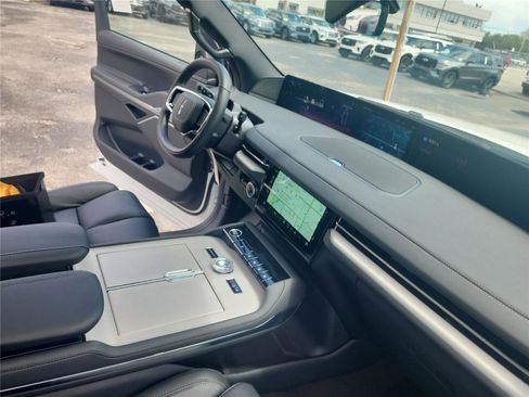 New 2026 Lincoln Navigator Reserve AWD/4WD image 33