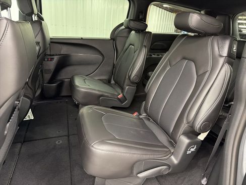 New 2026 Chrysler Pacifica Select image 9